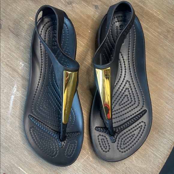 Crocs Women’s Serena Black Sandals with Gold Metallic Bar Size 6 NEW - Picture 4 of 16